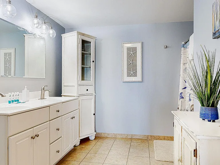 1 E Grand Ave #403 — Photo 16