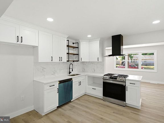 5th image of 504 Kadlubeck Way