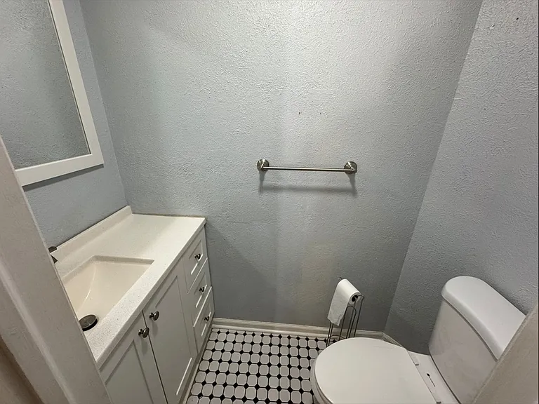 525 Highwood Cir — Photo 17