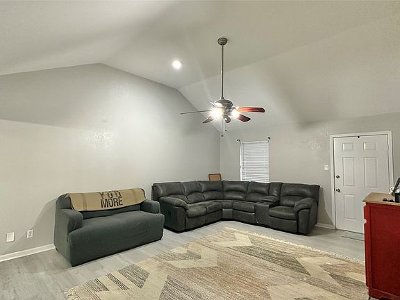 4th image of 806 Crestline Dr