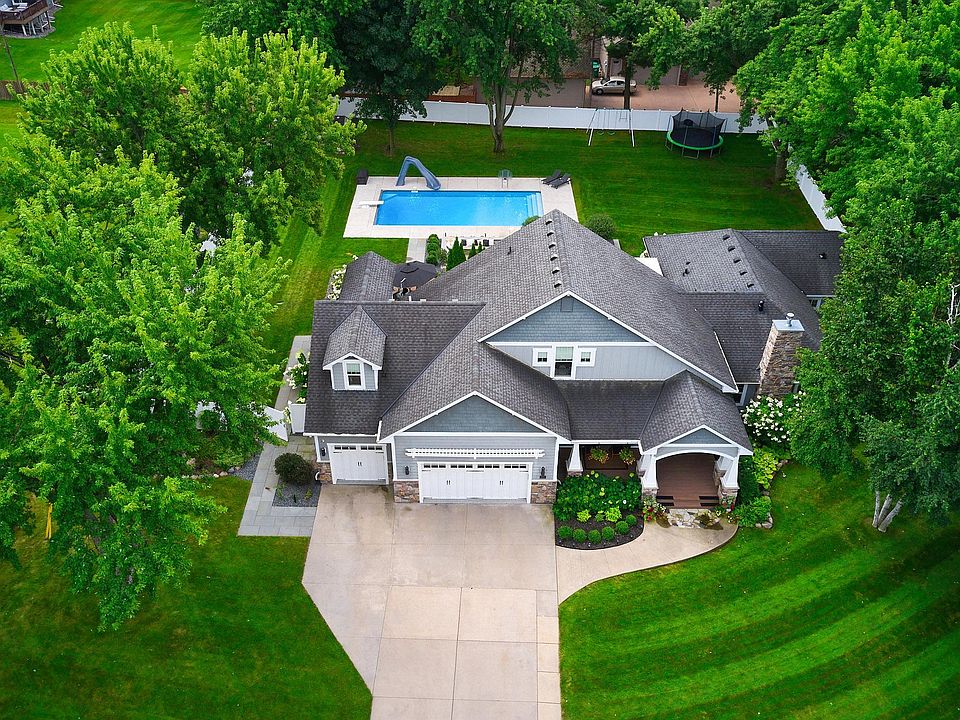 1st image of 820 Niagara Ln N