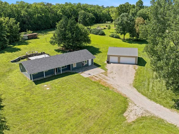 4668 Meadow Ln, Wamego, KS 66547