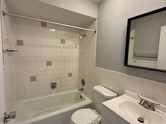 2nd image of 7650 Altgeld St #511