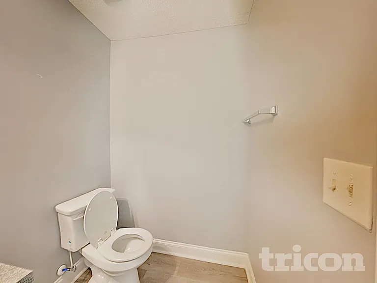 527 Embassy Walk — Photo 19