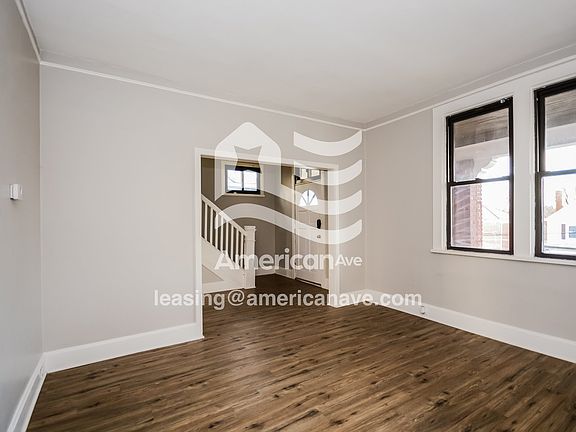 967944_003_living_room_14241927.jpg