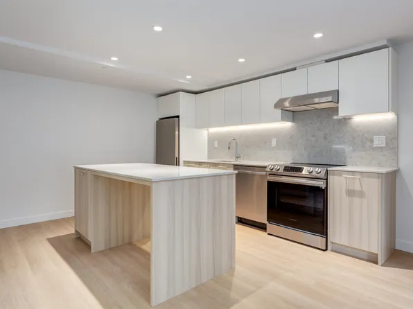 126 E 21st St, North Vancouver, BC
