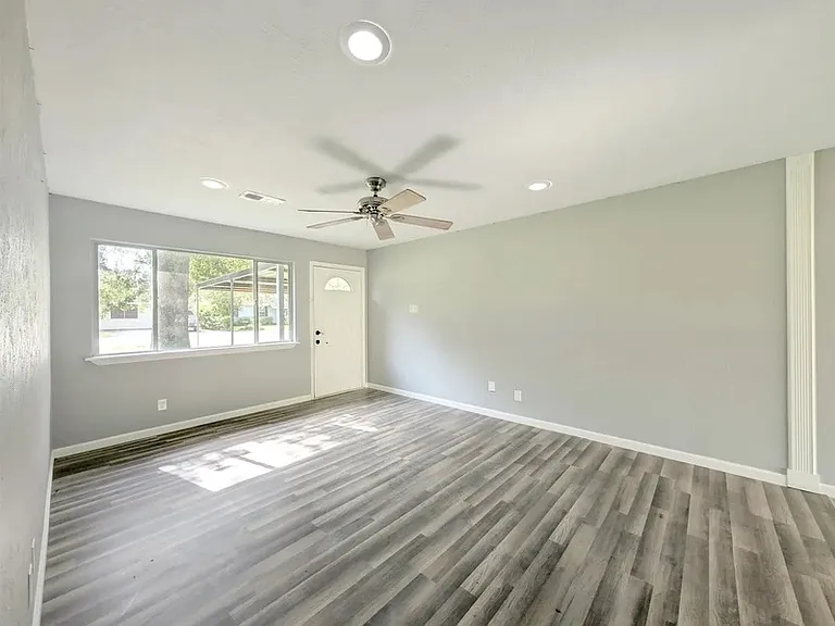 255 Smelker Ave — Photo 2