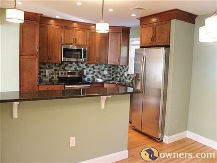 Kitchen with penisula