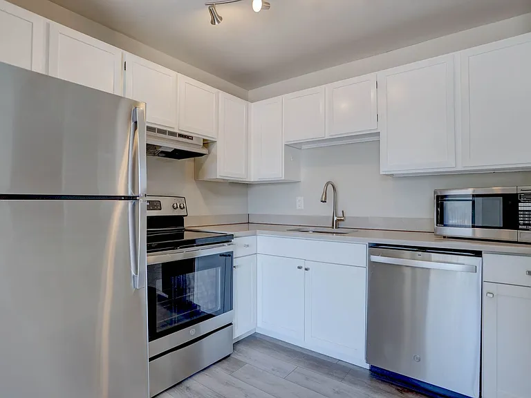 Caravelle Apartments — Photo 25