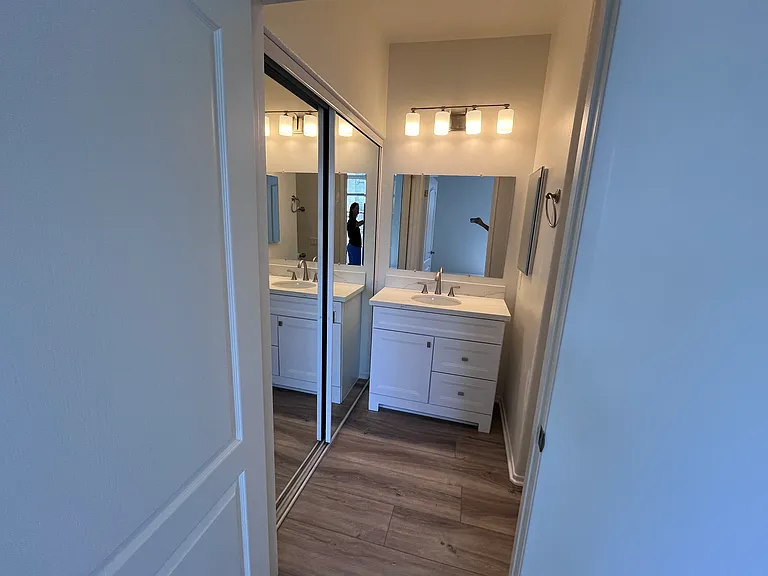 En-suite bathroom and closet bedroom 2