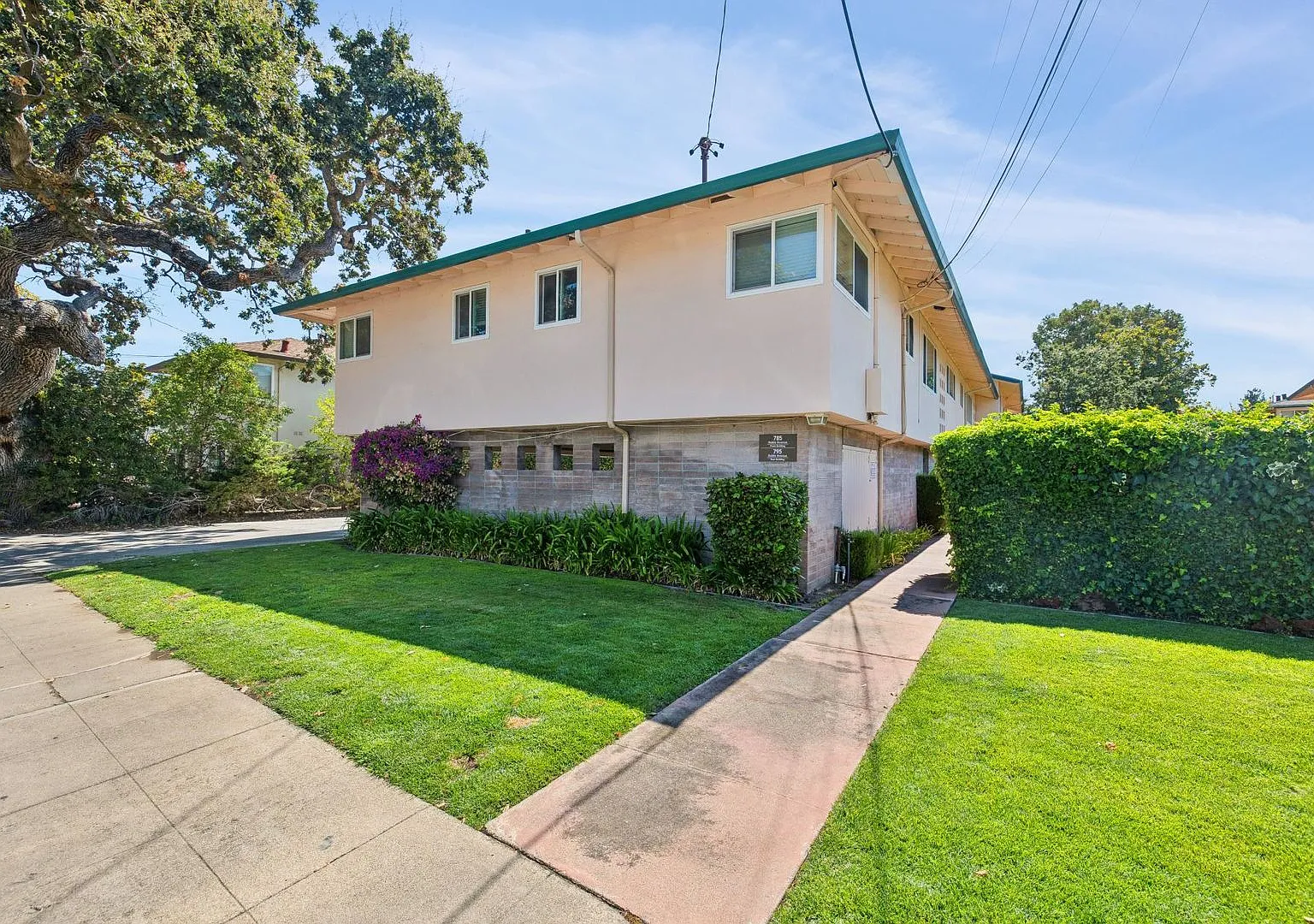 Roble 785' — Photo 1