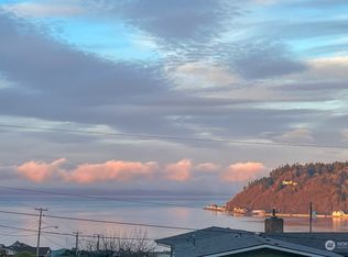 8233 Whidbey Dr, Clinton, WA 98236