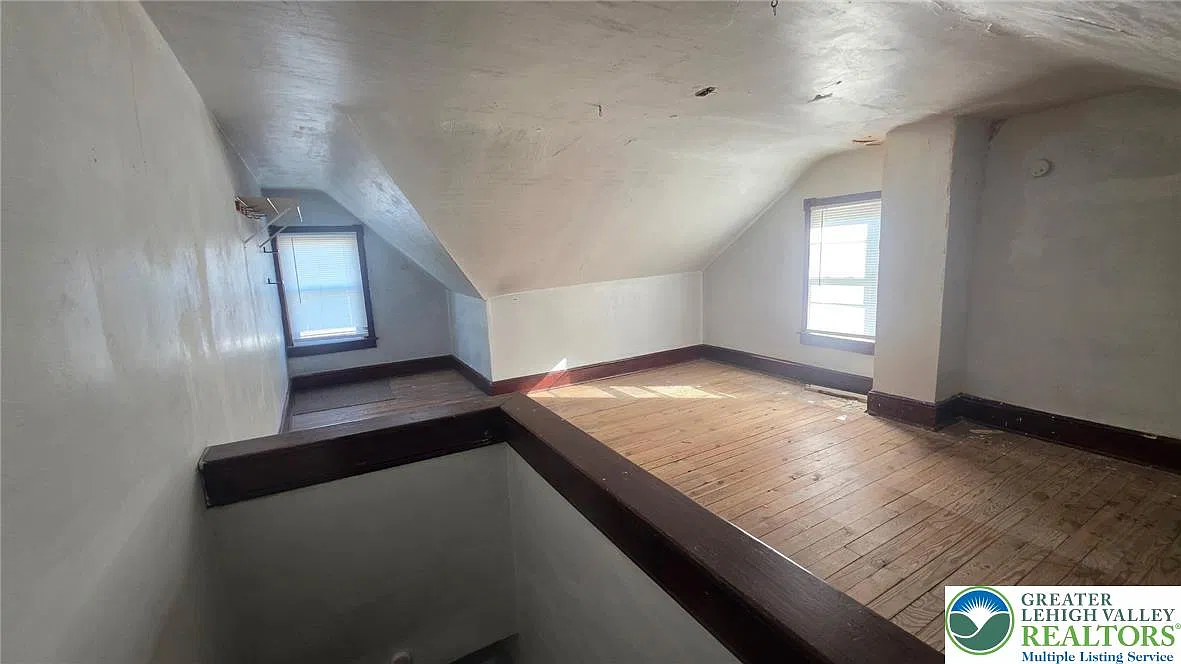 3 bed, 1.5 bath, 1000 sqft, $1,350 — Photo 2