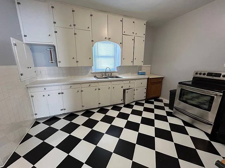 117 W Adams Ave — Photo 2