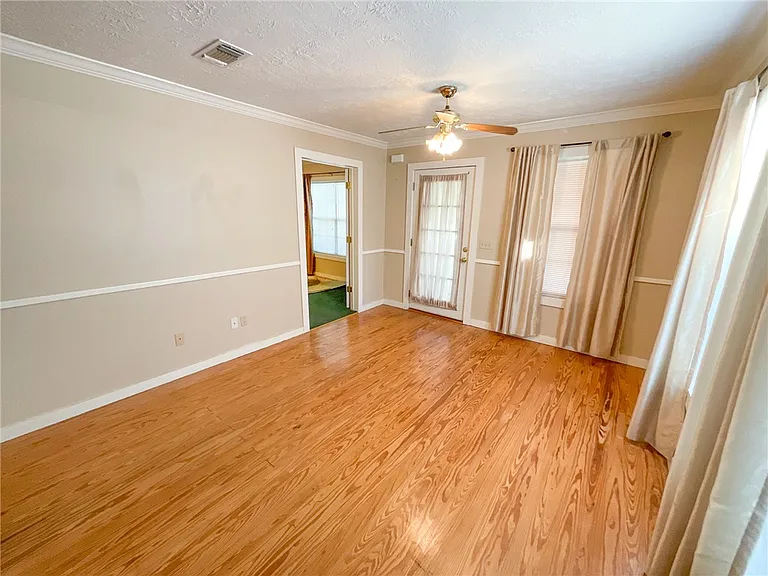 307 W Buck St — Photo 5