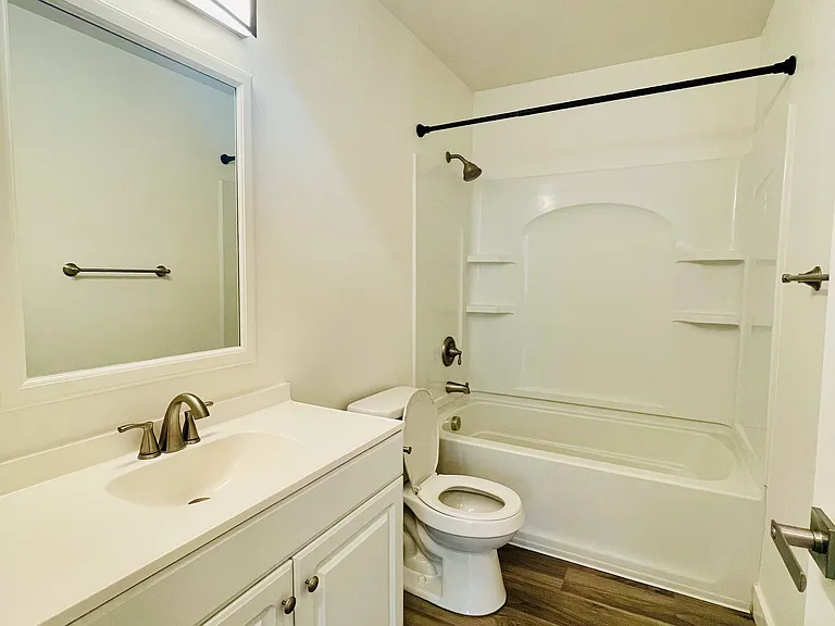 2x1 - 850 SQFT -Bathroom
