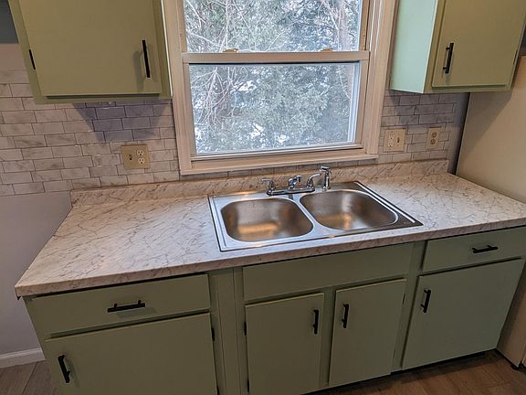 3rd image of 3 219 1/2 Oak St