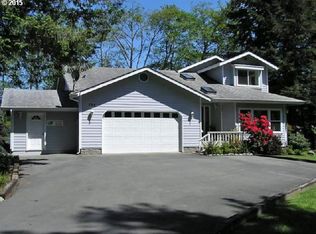 734 5th St, Brookings, OR 97415