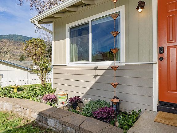 4th image of 114 Short St