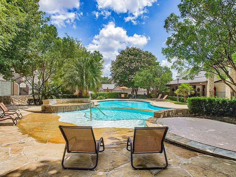 Nestled in a serene setting with beautiful views, Mission Oak apartment provides a peaceful retreat that feels worlds away while being conveniently located near shopping, dining, and major employers.