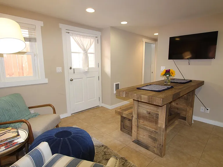 806 Bayview Dr — Photo 2