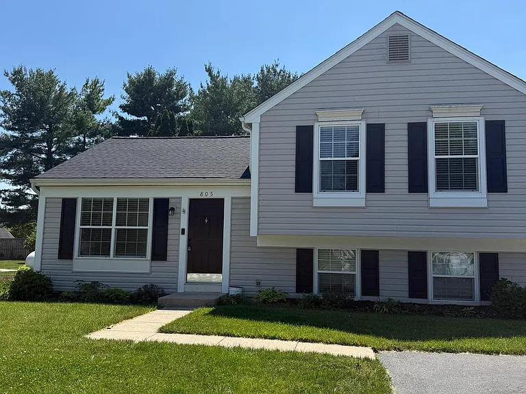 805 London Ct — Photo 2
