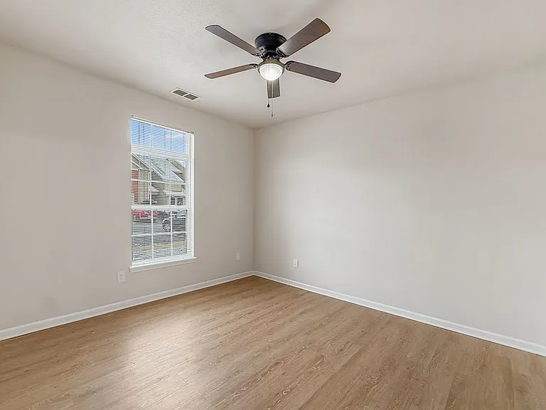702 Beachfront Dr — Photo 16