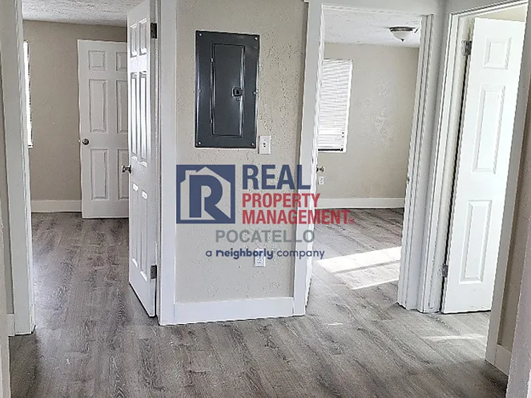 1255 S 5th Ave — Photo 4
