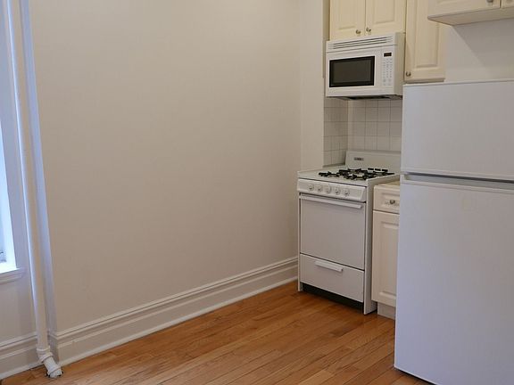 3rd image of 110 E 1st St APT 10