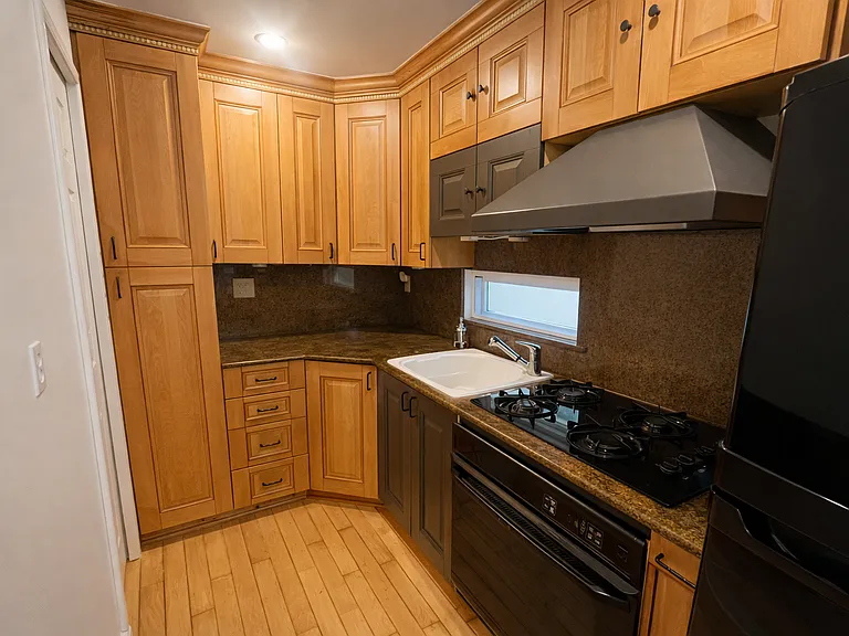 1828 W Henderson St — Photo 4