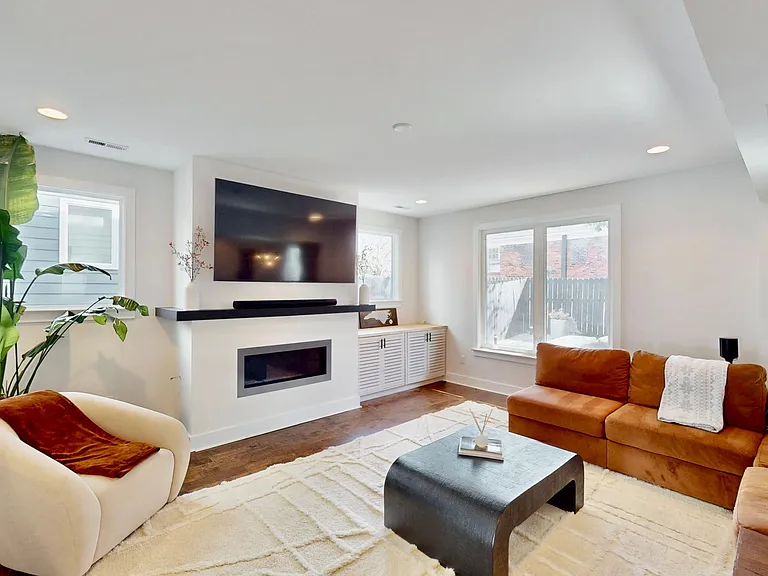 1220 Lomax Ave — Photo 8