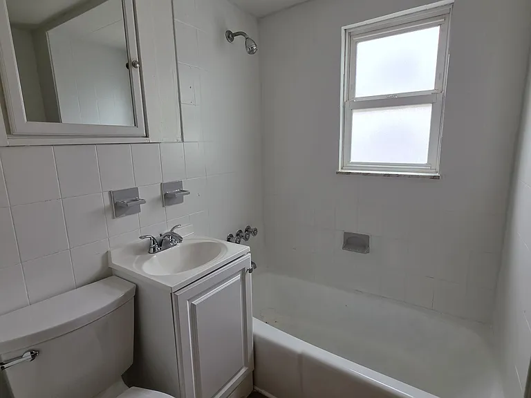 48 Lang St #3 — Photo 6