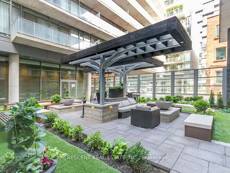 650 King St W #402 — Photo 24