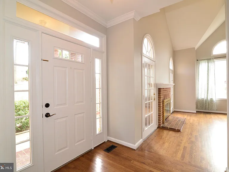 10200 Aspen Willow Dr — Photo 2