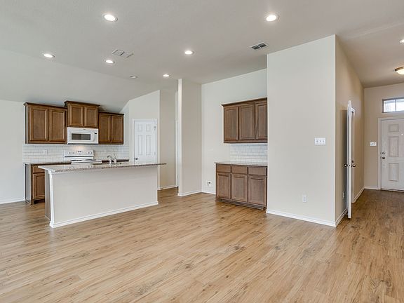 5th image of 209 Balcones Dr