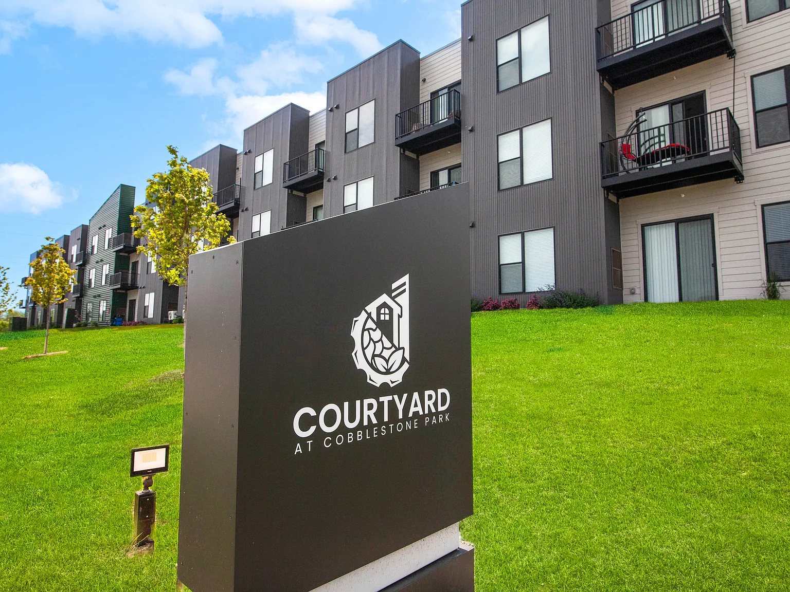 Courtyard at cobblestone Park — Photo 3
