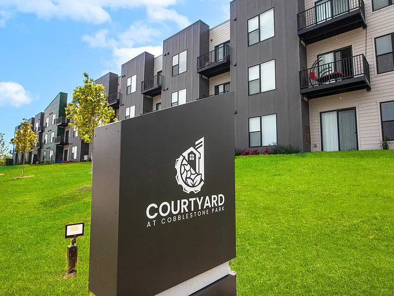 Courtyard at cobblestone Park — Photo 3