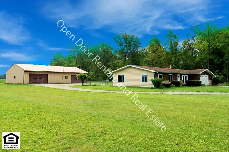 3 bed, 2.0 bath, 1582 sqft, $2,300 — Photo 3