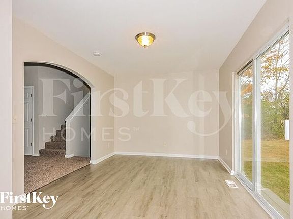 5th image of 15 Glen Meadows Dr
