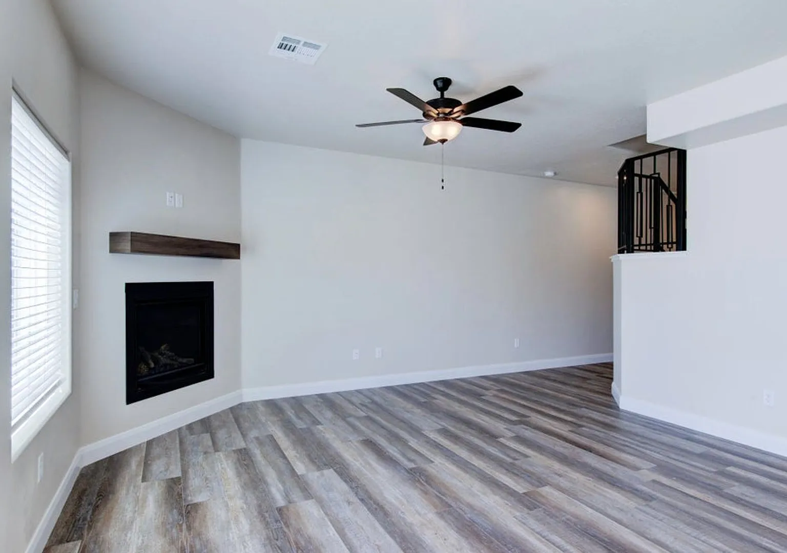 Townhome in the Shadow Cove Subdivision — Photo 3