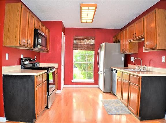 4th image of 2128 Greenwood Dr