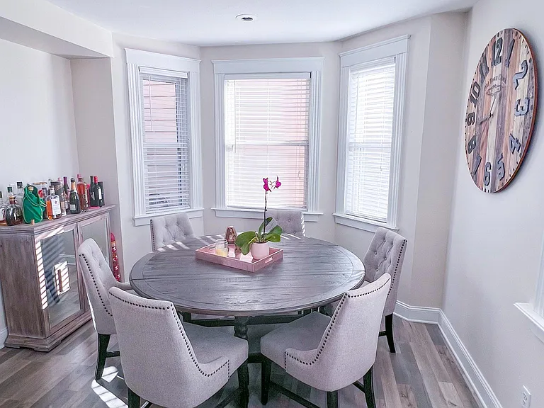 2415 Morton Ave — Photo 5
