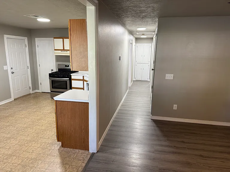 1008 S Lowry St — Photo 6