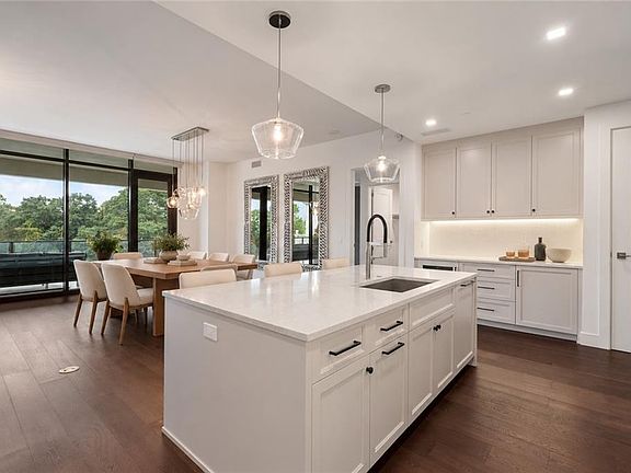 4th image of 2520 Peachtree Rd #602