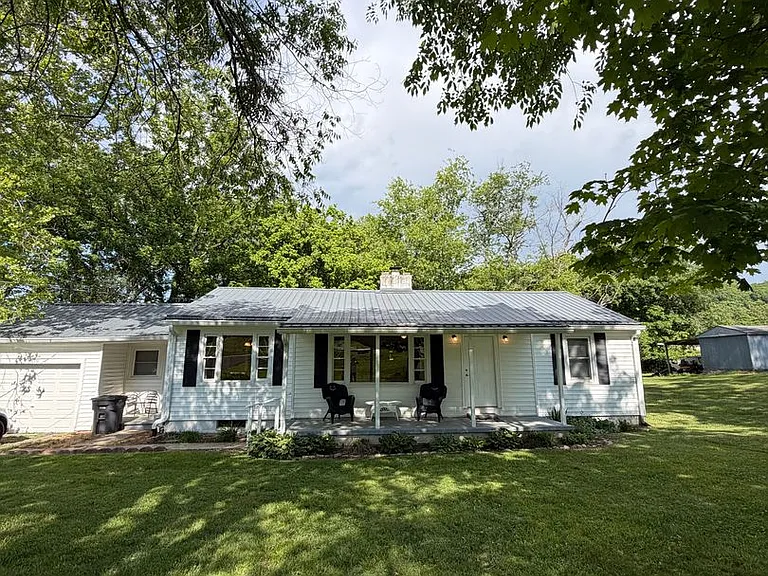 819 Summerville Rd — Photo 1