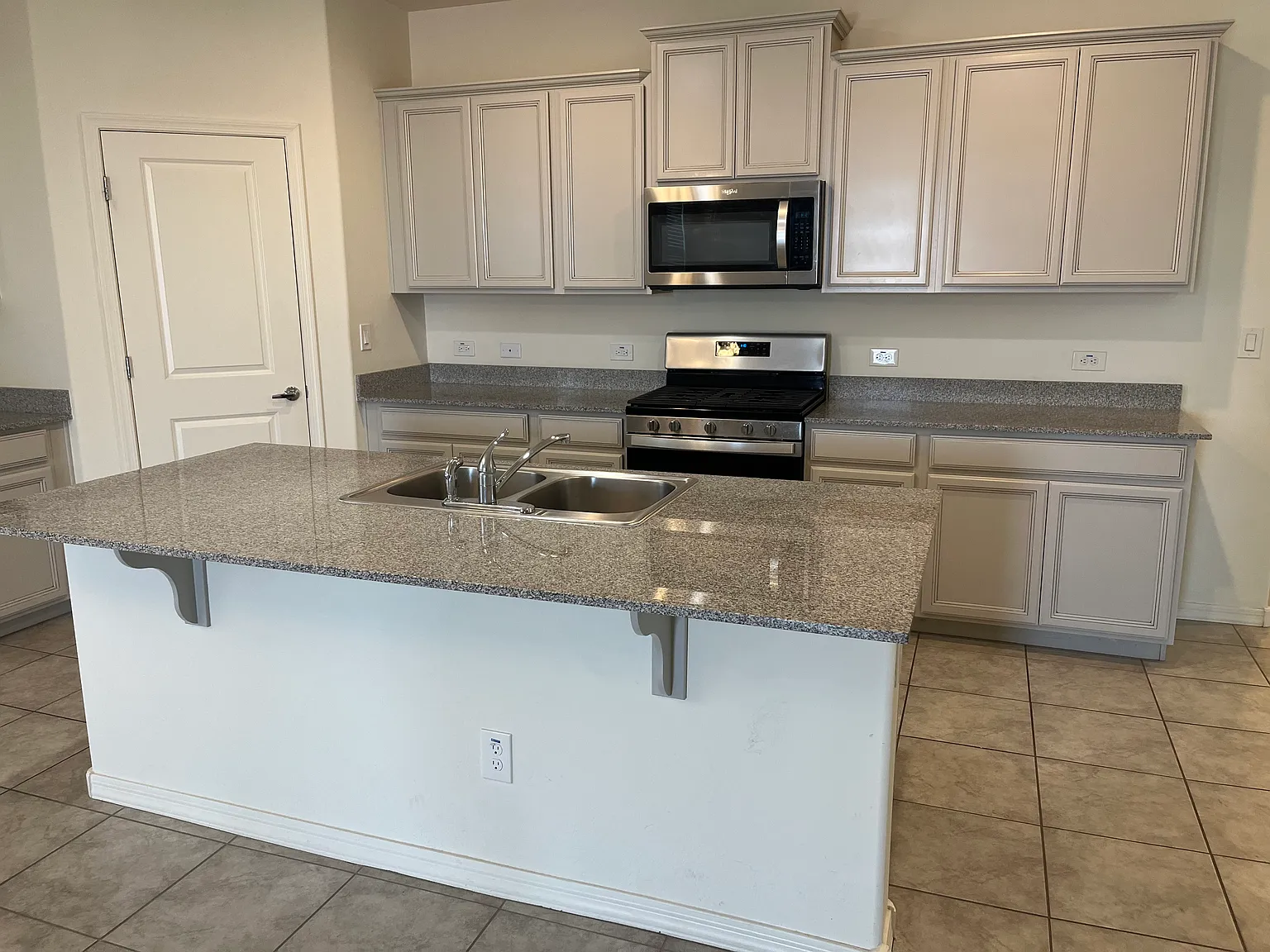 3 bed, 1950 sqft, $2,595 — Photo 4