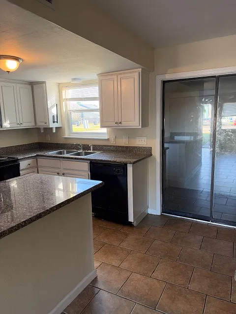 2 bed, 1.5 bath, 1100 sqft, $1,300 — Photo 3