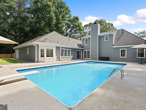 5th image of 585 Rosewood Trl