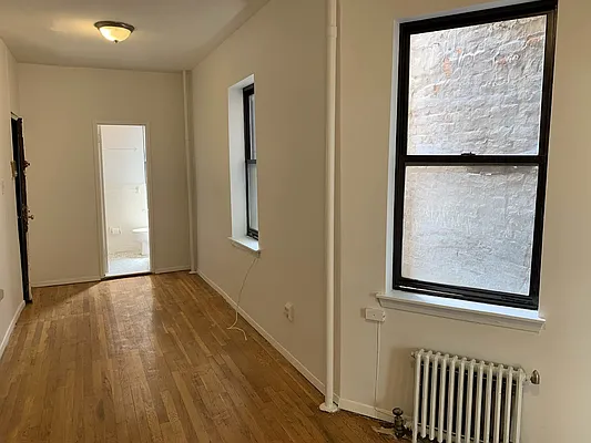 Rented by Salon Realty Corp | media 15