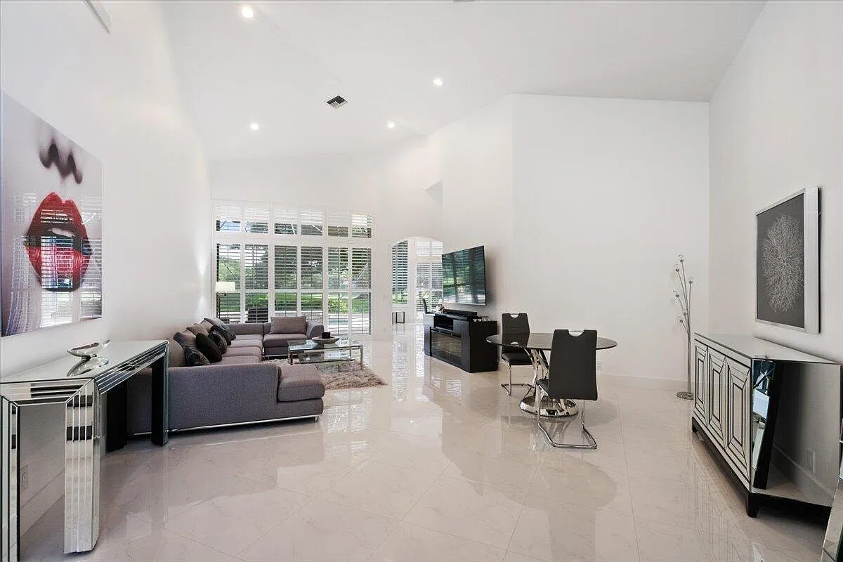 5 bed, 4.5 bath, 3340 sqft, $10,000 — Photo 4